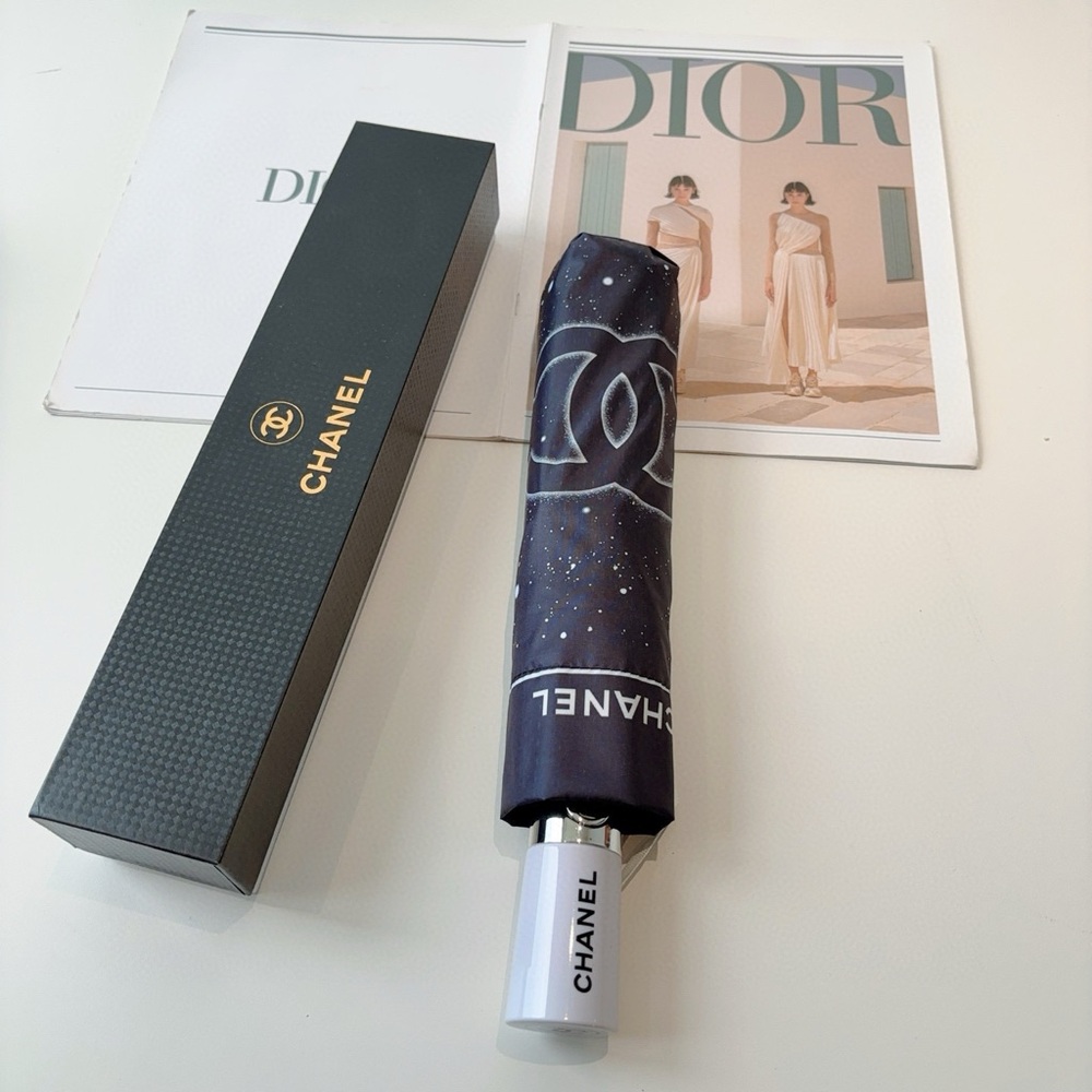 CHANEL Elegant Black Umbrella with Iconic Logo - Picture 8 of 9